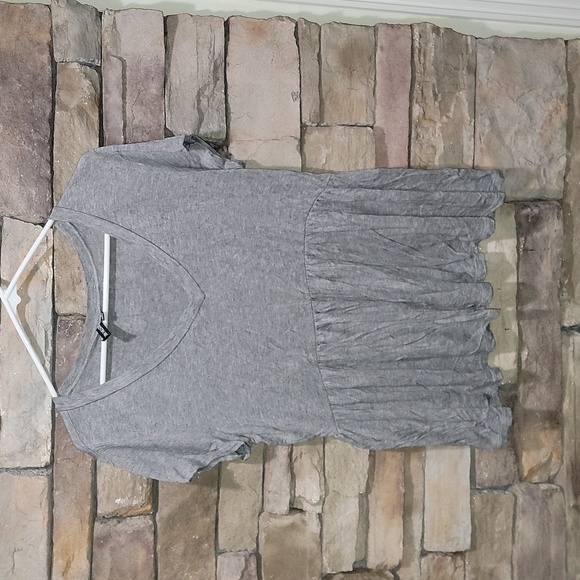 Kristin Nicole size medium gray short sleeve v neck top - Picture 1 of 6